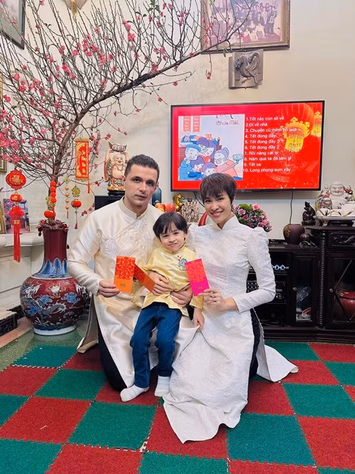 Hôn nhân thay đổi cuộc sống và tính cách của Phương Mai. Cô bớt ương bướng và ham chơi, mềm tính hơn, biết vào bếp nấu nướng và đặc biệt khéo chăm con. Ảnh: FBNV.