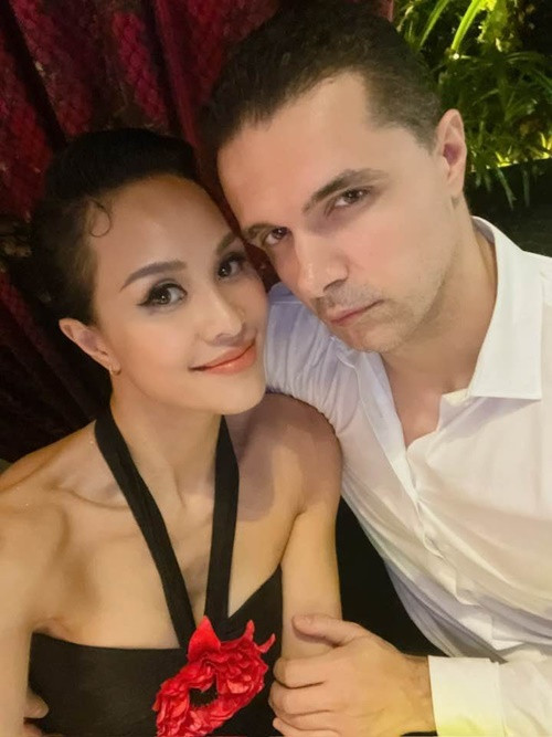 Ông xã Phương Mai luôn chiều chuộng vợ. Nữ MC chia sẻ trên Người Đưa Tin về việc được chồng cưng chiều như “em bé” lúc mang bầu: "Anh chăm tôi rất kỹ càng, đặt mua nhiều loại vitamin, kem dưỡng da, đọc sách và tìm hiểu thông tin về dinh dưỡng để làm sao hai mẹ con khỏe mạnh nhất. Mỗi tối, anh thoa kem chống rạn cho tôi trước khi ngủ. Anh không quên dành những lời khen xinh đẹp, quyến rũ cho vợ vì sợ tôi stress". Ảnh: FBNV.