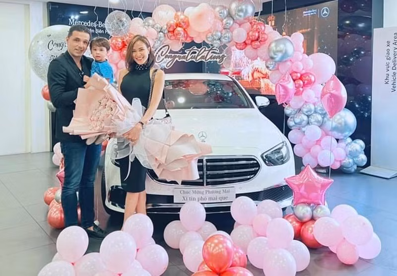 Tháng 1/2022, Phương Mai được chồng tặng xe hơi mới hơn 2,5 tỷ đồng. Ảnh: Dân Việt.