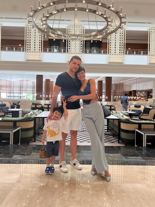 Phương Mai cho biết, ông xã tạo điều kiện cho cô sớm tái xuất showbiz bởi biết cô đam mê công việc. Ngoài ra, doanh nhân Marcin cũng hỗ trợ chăm sóc con trai khi vợ đi làm. Ảnh: FBNV.