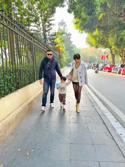 Chia sẻ trên Vietnamnet về cuộc hôn nhân 4 năm qua, Phương Mai cho biết: “Tôi từng không tin vào tình yêu và không nghĩ sẽ gặp được người thật lòng yêu thương, hết lòng chăm sóc mình. Lúc mới quen Marcin, tôi hay ‘dọa’ sẽ chia tay nếu anh ấy đòi cưới. Vậy mà không ngờ anh ấy đủ ‘lì’ và ‘liều’ để trói chân được người thích sống độc thân như tôi”. Ảnh: FBNV.