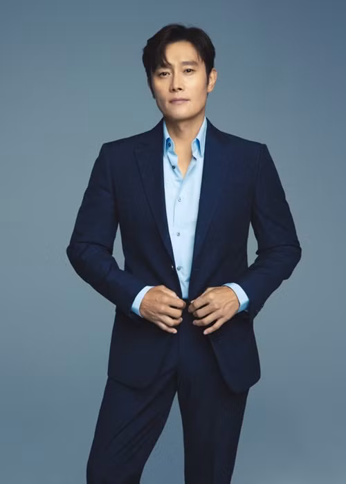 Lee Byung Hun tham gia nhiều bộ phim ăn khách như: Ván bài định mệnh, Ác quỷ đội lốt, Mật danh Iris, Hạ cánh khẩn cấp, Quý ngài ánh dương, Trò chơi con mực. Tài tử 53 tuổi nhận được nhiều lời khen về gương mặt nam tính, góc cạnh. Ảnh: VOV