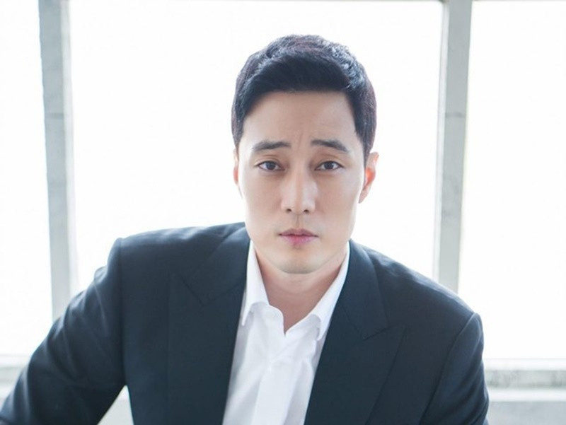 So Ji Sub cũng lọt top 10 nam diễn viên Hàn nổi tiếng nhất mọi thời đại. Anh từng đóng Giày thủy tinh, Mặt trời của chàng Joo, Đảo địa ngục. Ở tuổi 46, So Ji Sub vẫn phong độ. Ảnh: Zing.