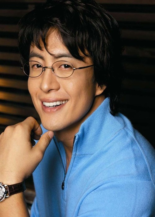 Ngày còn đóng phim, Bae Yong Joon tham gia nhiều dự án như: Bản tình ca mùa đông, Mối tình đầu, Thành thật với tình yêu, Thái vương tứ Thần ký. Ngày trẻ, anh là nam thần của nhiều cô gái châu Á. Ở tuổi 51, Bae Yong Joon vẫn phong độ. Ảnh: Yan.