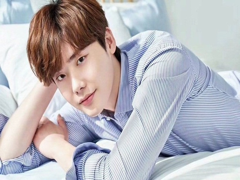 Lee Jong Suk có trong tay nhiều bộ phim đình đám như: Pinocchio, Đôi tai ngoại cảm, Doctor stranger, Hai thế giới, Khi nàng say giấc, Phụ lục tình yêu. Nam diễn viên năm nay 34 tuổi, cao 1m86. Ảnh: Hoa Học Trò.