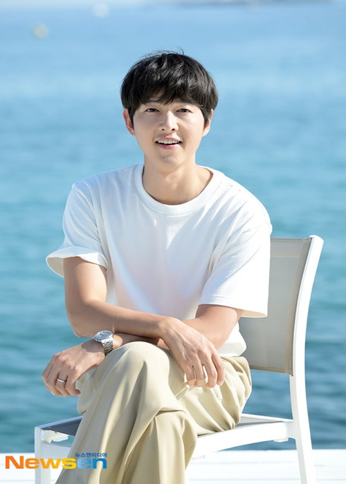 Song Joong Ki góp mặt trong nhiều bộ phim đình đám như Hậu duệ mặt trời, Cậu bé người sói, Đảo địa ngục. Nam diễn viên sinh năm 1985 được đánh giá sở hữu ngoại hình điển trai và thư sinh. Ảnh: Newsen.