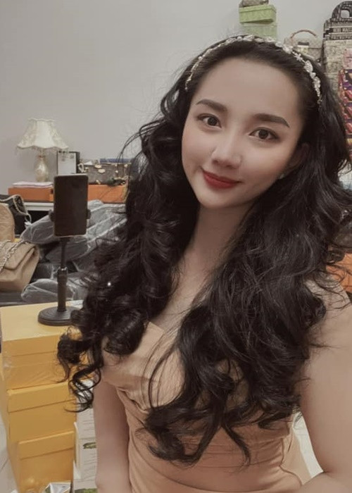 Khi chăm chút diện mạo, Quỳnh Quỳnh trẻ trung, gợi cảm hơn.