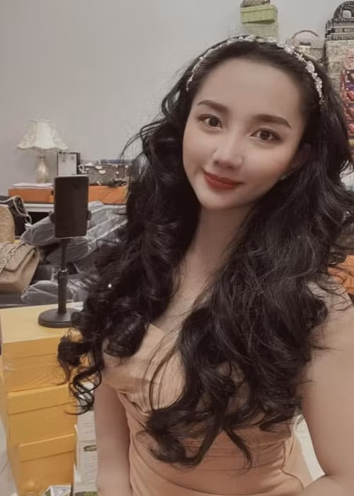 Khi chăm chút diện mạo, Quỳnh Quỳnh trẻ trung, gợi cảm hơn.