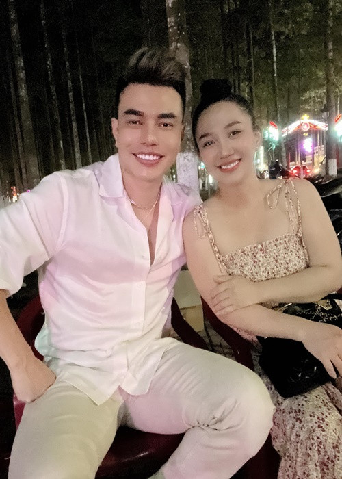 Sau khi có con, Quỳnh Quỳnh chuộng trang phục thoải mái và thường xuyên để mặt mộc.