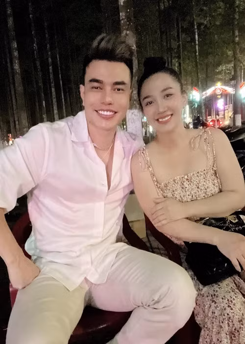 Sau khi có con, Quỳnh Quỳnh chuộng trang phục thoải mái và thường xuyên để mặt mộc.