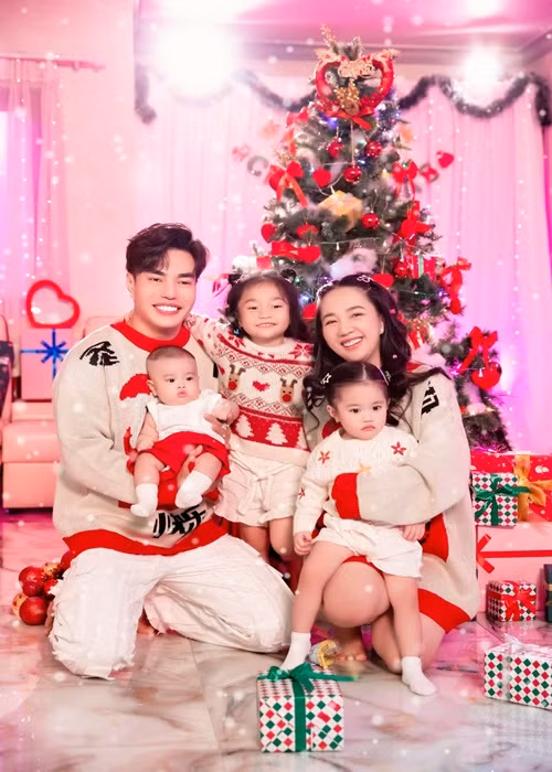 Vợ chồng Lê Dương Bảo Lâm đang hạnh phúc bên 3 người con.