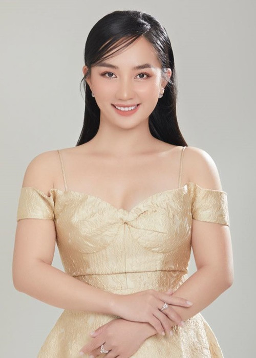 Bà xã Lê Dương Bảo Lâm gây ấn tượng bởi nụ cười rạng rỡ.