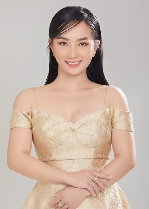 Bà xã Lê Dương Bảo Lâm gây ấn tượng bởi nụ cười rạng rỡ.