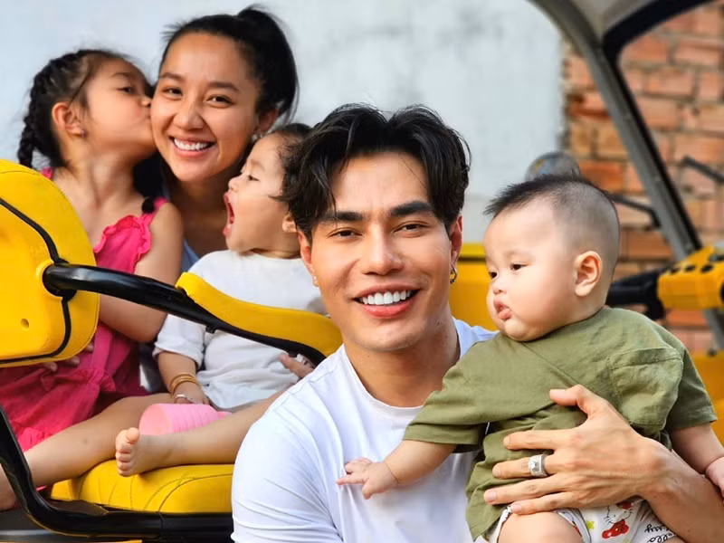 Vợ Lê Dương Bảo Lâm thường xuyên mặc đồ bộ. Bởi vậy, cô bị nhiều khán giả chê xuề xòa. Lê Dương Bảo Lâm bênh vực vợ. Anh cho biết, vợ anh cả ngày luôn bận rộn chăm sóc cho các con nên mặc đồ bộ. Ngoài ra, Quỳnh Quỳnh cũng không kịp thay đồ sang trọng khi xuất hiện trong các clip của anh bởi anh hay đột ngột ghi hình.