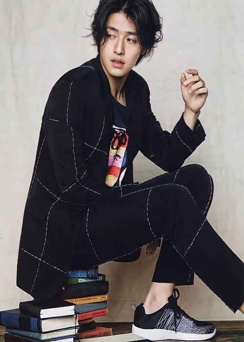 Kang Ha Neul cũng đóng Trò chơi con mực mùa 2. Nam diễn viên sinh năm 1990 đến với màn ảnh năm 2007. Ảnh: Instagram.