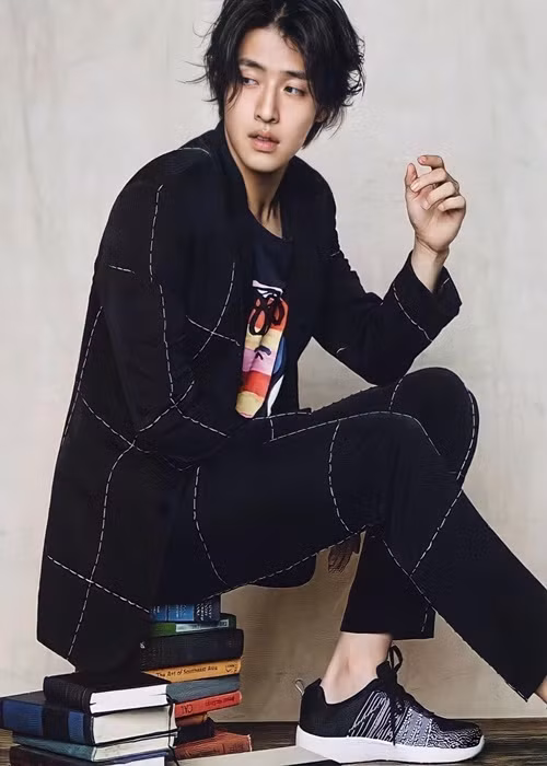 Kang Ha Neul cũng đóng Trò chơi con mực mùa 2. Nam diễn viên sinh năm 1990 đến với màn ảnh năm 2007. Ảnh: Instagram.