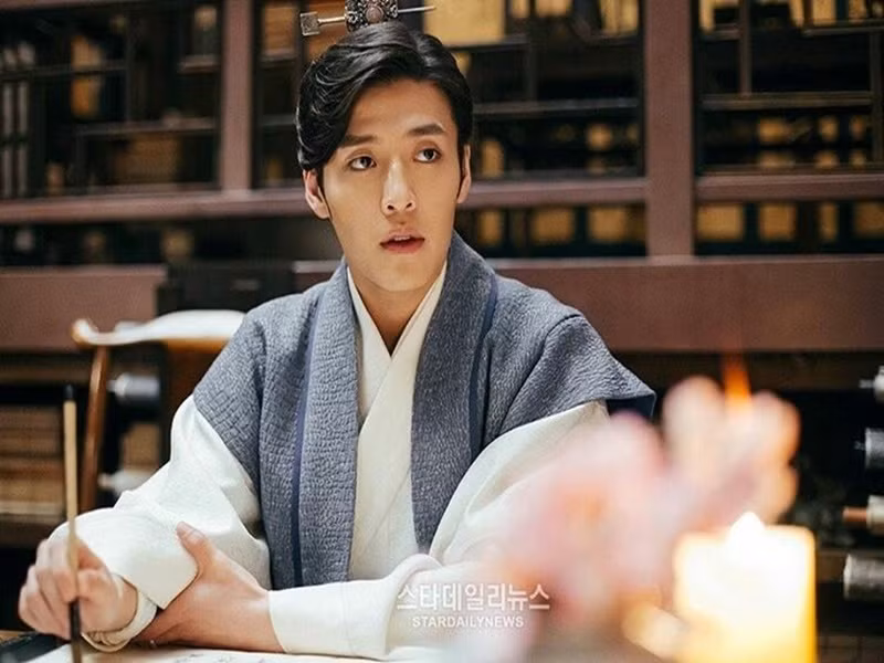 Diễn viên phim Trò chơi con mực mùa 2 xuất thân là diễn viên nhạc kịch. Ảnh: Zing.