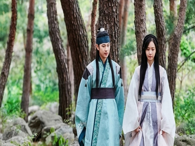 Trước Trò chơi con mực mùa 2, Yim Si Wan đóng phim Mặt trăng ôm mặt trời, Người đàn ông từ xích đạo, Cuộc đời không trọn vẹn, Khi nhà vua yêu, Hạ cánh khẩn cấp. Ảnh: Thế Giới Điện Ảnh.