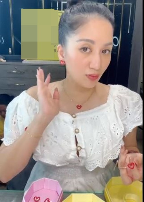 Khánh Thi tích cực bán hàng online dù bầu bí. Ảnh: FBNV.