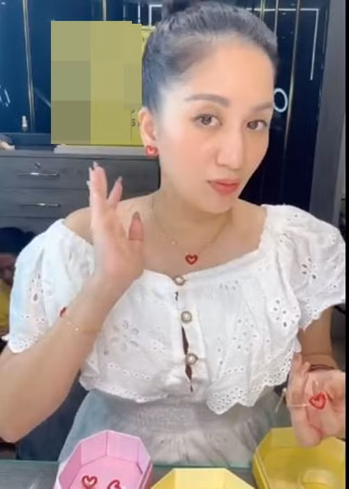 Khánh Thi tích cực bán hàng online dù bầu bí. Ảnh: FBNV.