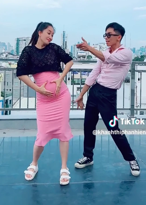 Trên trang cá nhân Tiktok, Khánh Thi vừa chia sẻ clip nhảy cùng Phan Hiển. Thực tế, đây không phải lần đầu bà bầu đăng tải video khoe tài năng vũ đạo. Ảnh: Saostar.
