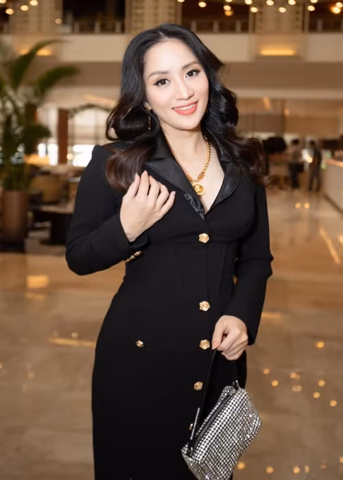 Bà xã Phan Hiển làm Viện trưởng Viện Văn hóa - Nghệ thuật của Trường Đại học Kinh tế - Tài chính TP HCM từ tháng 5. Ảnh: FBNV.