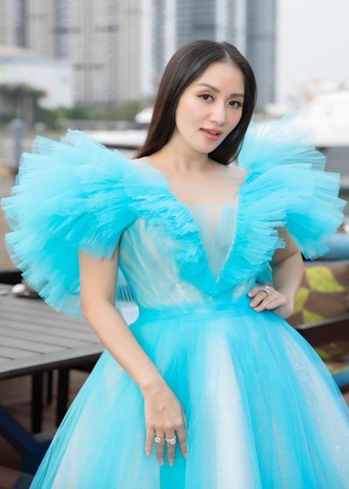 Bà bầu xinh đẹp, rạng rỡ ở tuổi 41. Ảnh: FBNV.