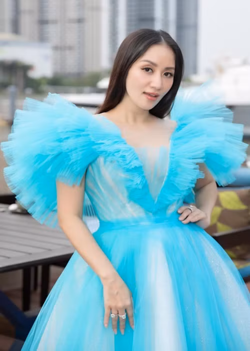 Bà bầu xinh đẹp, rạng rỡ ở tuổi 41. Ảnh: FBNV.