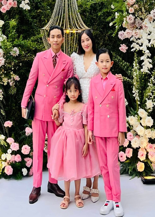 Phan Hiển hài hước cho biết, anh luôn cố gắng chiều chuộng Khánh Thi để cô vui. "Người phụ nữ khi nghén sẽ rất khó chiều, khó chịu, khó yêu nhưng mình cũng ráng chiều, ráng chịu và ráng yêu. Đâu còn sự lựa chọn khác", anh chia sẻ. Ảnh: FBNV.