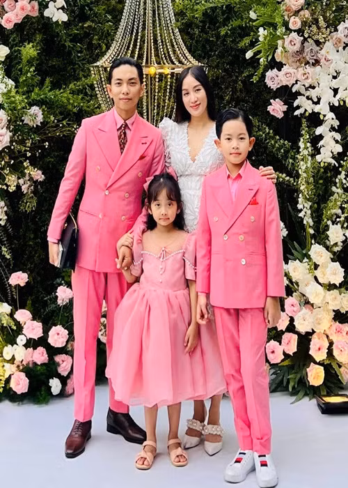 Phan Hiển hài hước cho biết, anh luôn cố gắng chiều chuộng Khánh Thi để cô vui. "Người phụ nữ khi nghén sẽ rất khó chiều, khó chịu, khó yêu nhưng mình cũng ráng chiều, ráng chịu và ráng yêu. Đâu còn sự lựa chọn khác", anh chia sẻ. Ảnh: FBNV.