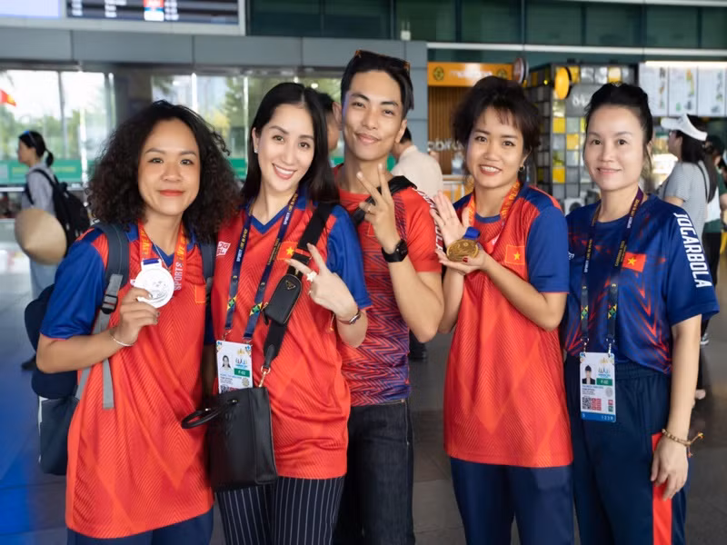 Giữa tháng 5, Khánh Thi đồng hành và hỗ trợ cho đoàn Dancesport - Breaking Việt Nam ở SEA Games 32. Ảnh: FBNV.