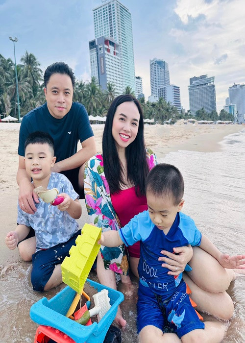 Victor Vũ cũng là đạo diễn trăm tỷ của màn ảnh Việt. Phim Mắt biếc do anh làm đạo diễn đoạt doanh thu 180 tỷ. Năm 2016, anh kết hôn với nữ diễn viên Đinh Ngọc Diệp. Hiện tại, vợ chồng Victor Vũ có hai cậu con trai chung. Ảnh: FBNV.