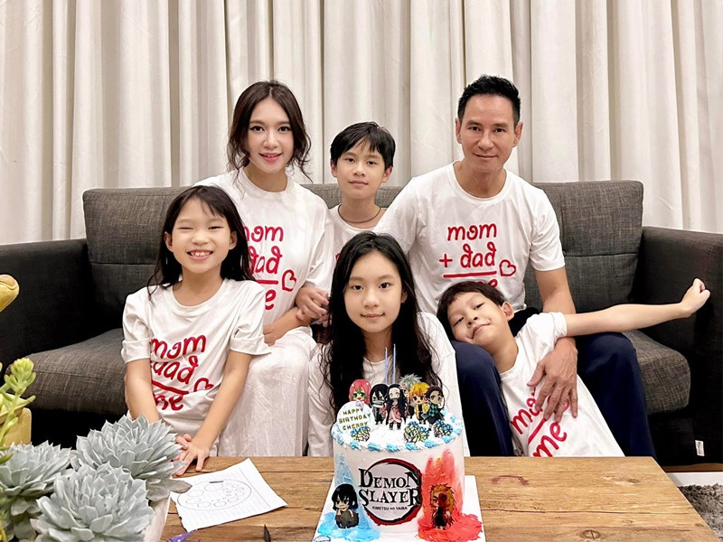 Lý Hải là đạo diễn của các phim trăm tỷ như Lật mặt phần 5, Lật mặt phần 6. Anh kết hôn với Minh Hà. Cặp đôi hiện tại có 4 người con chung. Ảnh: FBNV.