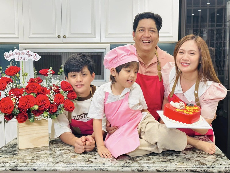 Trạng Quỳnh cán mốc 100 tỷ. Phim do Đức Thịnh làm đạo diễn. Đức Thịnh kết hôn năm 2008. Bà xã của anh là diễn viên Thanh Thúy. Vợ chồng Đức Thịnh hiện tại có hai cậu con trai chung. Ảnh: FBNV.