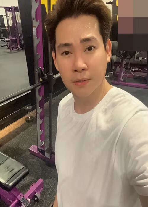 Phùng Ngọc Huy xả stress bằng cách tập gym, xem phim, hát hò, gọi điện thoại về cho gia đình. Nam ca sĩ ít ra ngoài tụ tập vui chơi cùng bạn bè. Ảnh: FBNV.
