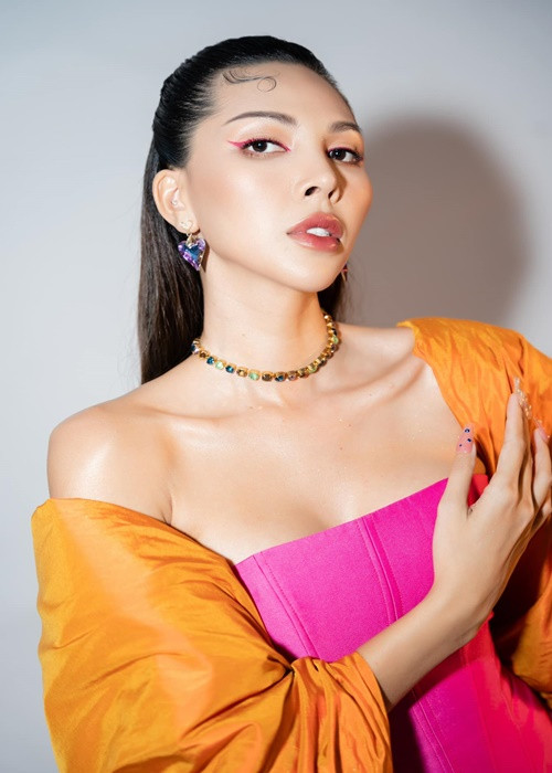 Theo Zing, đánh giá về vị trí của mình trong giới người mẫu, cô từng nói bản thân là người mẫu giao thời. Tôi bằng tuổi Hoàng Yến, Ngọc Quyên nhưng xét về tuổi nghề họ là đàn chị của tôi. Lứa của tôi có Ngọc Oanh, Như Thảo, Lan Hương… Tôi tự nhận thấy lứa của mình rất sáng, vậy mà bây giờ còn trụ lại rất ít. Diễn chung với tôi toàn là người mẫu đàn chị hoặc người mẫu đàn em", Minh Triệu nói. Ảnh: FBNV.