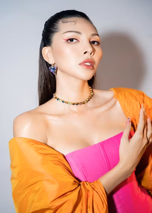 Theo Zing, đánh giá về vị trí của mình trong giới người mẫu, cô từng nói bản thân là người mẫu giao thời. Tôi bằng tuổi Hoàng Yến, Ngọc Quyên nhưng xét về tuổi nghề họ là đàn chị của tôi. Lứa của tôi có Ngọc Oanh, Như Thảo, Lan Hương… Tôi tự nhận thấy lứa của mình rất sáng, vậy mà bây giờ còn trụ lại rất ít. Diễn chung với tôi toàn là người mẫu đàn chị hoặc người mẫu đàn em", Minh Triệu nói. Ảnh: FBNV.