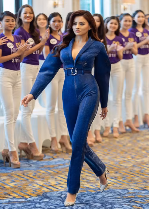 Bà mẹ hai con gắn liền với phong cách catwalk "mổ cò, tay bay". Ảnh: Dân Việt.