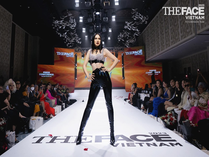 Anh Thư là siêu mẫu đình đám cùng thời với Xuân Lan, Thanh Hằng, Thân Thúy Hà. Ở thời kỳ đỉnh cao, nữ huấn luyện viên The Face Vietnam được mệnh danh là "Đệ nhất Vedette", "Biểu tượng thời trang đương đại". Ảnh: FBNV.