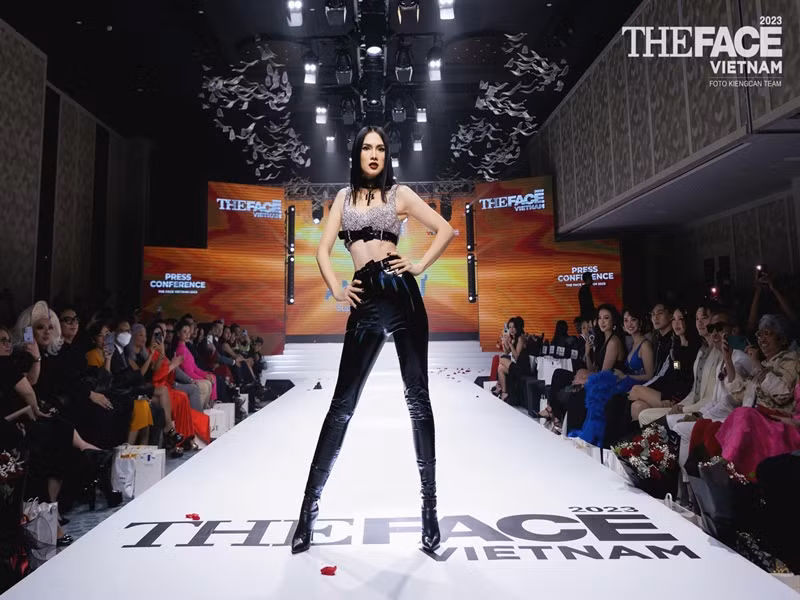 Anh Thư là siêu mẫu đình đám cùng thời với Xuân Lan, Thanh Hằng, Thân Thúy Hà. Ở thời kỳ đỉnh cao, nữ huấn luyện viên The Face Vietnam được mệnh danh là "Đệ nhất Vedette", "Biểu tượng thời trang đương đại". Ảnh: FBNV.