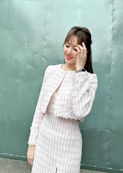 Giữa ồn ào, Hari Won cho biết, nếu cô đi Mỹ để du lịch, cô chấp nhận lời chê trách mang theo ít tiền của khán giả. Hari Won phân trần, khi đi diễn, cô được ban tổ chức lo việc đi lại, ăn uống cũng như được trả cát-sê sau mỗi đêm diễn bởi vậy việc mang theo nhiều tiền là không cần thiết. Ảnh: FBNV.