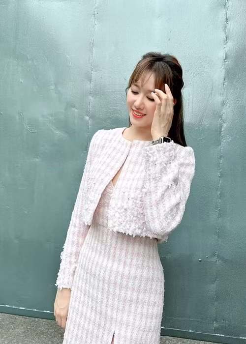 Giữa ồn ào, Hari Won cho biết, nếu cô đi Mỹ để du lịch, cô chấp nhận lời chê trách mang theo ít tiền của khán giả. Hari Won phân trần, khi đi diễn, cô được ban tổ chức lo việc đi lại, ăn uống cũng như được trả cát-sê sau mỗi đêm diễn bởi vậy việc mang theo nhiều tiền là không cần thiết. Ảnh: FBNV.