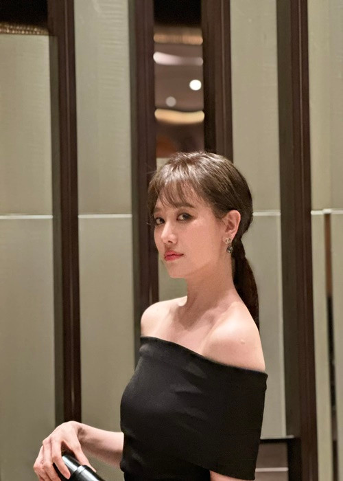 Năm 2016, Hari Won chia sẻ, khi đi Mỹ lưu diễn, cô chỉ mang theo 300 USD. Vì visa hết hạn, Trấn Thành bị từ chối nhập cảnh vào Mỹ. Do không có chồng đi cùng, Hari Won rơi vào tình trạng túng thiếu. Nhiều khán giả chê trách cô bất cẩn và phụ thuộc quá nhiều vào chồng. Ảnh: FBNV.