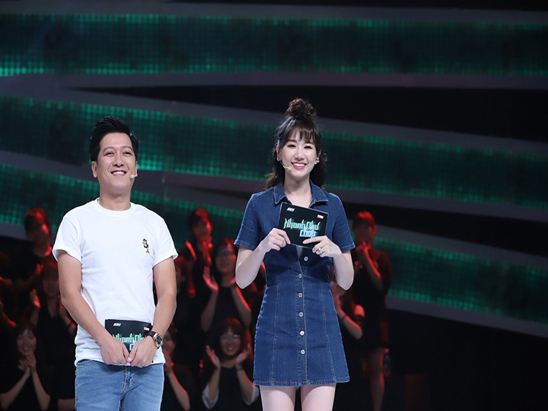 Khi làm MC Nhanh như chớp, Hari Won phát âm không chuẩn, mất chữ. Ở câu hỏi: "Con người có múi nào không?", Hari Won phát âm sai từ "múi" thành "mùi" hay "đằng" thành từ "đảng" ở câu "Tên một đằng nhưng đa số màu lại một nẻo là hoa gì?”. Ảnh: Vietnamnet.