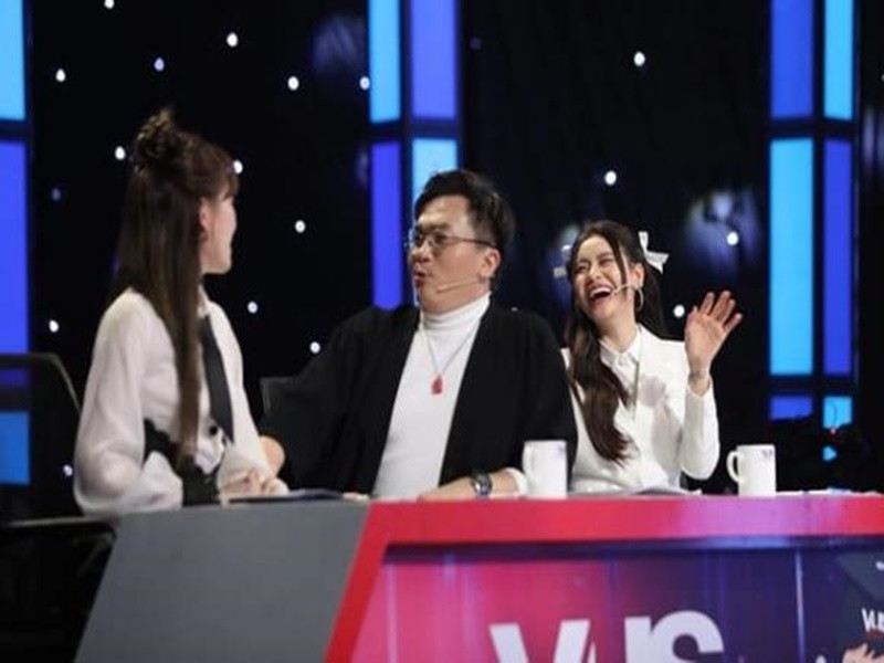 Sau khi được Đại Nghĩa nhắc về cách dùng từ gây khó hiểu, Hari Won sửa lại: "Rất thần thái và không hề nhút nhát". Thực tế, đây không phải lần đầu tiên Hari Won nói sai tiếng Việt. Ảnh: Thương Hiệu Và Pháp Luật.