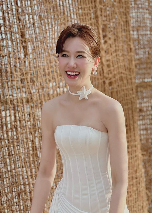 Nhiều người cho rằng Hari Won xem trọng ngoại hình. Một số khán giả bênh vực nữ ca sĩ, cho rằng có lẽ cô đơn giản nói đến vẻ đẹp tâm hồn hoặc muốn khen người bạn chụp ảnh cùng cô. Ảnh: FBNV.