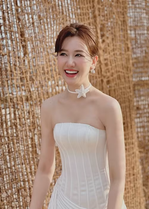 Nhiều người cho rằng Hari Won xem trọng ngoại hình. Một số khán giả bênh vực nữ ca sĩ, cho rằng có lẽ cô đơn giản nói đến vẻ đẹp tâm hồn hoặc muốn khen người bạn chụp ảnh cùng cô. Ảnh: FBNV.