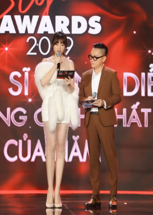 Năm 2019, trong một buổi lễ trao giải, Hari Won đọc sai tên Châu Bùi thành từ nhạy cảm. Giữa ồn ào, bà xã Trấn Thành giữ im lặng. Ảnh: Dân Việt.