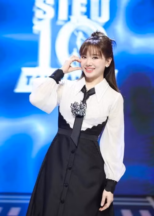 Mới đây, trong chương trình Siêu tài năng nhí, Hari Won nói sai tiếng Việt. Cụ thể, sau khi Anh Kiệt - thí sinh 12 tuổi thổi sáo, nữ ca sĩ nhận xét: “Lần đầu tiên mà thấy mượt mà và thần thái không có nhúc nhích gì”. Ảnh: Thương Hiệu Và Pháp Luật.