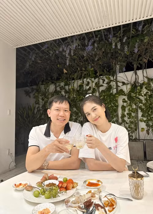 Bác sĩ Hữu Thịnh chia sẻ: "Tôi và Ngọc Trinh hiện tại chỉ là bạn bè tốt, chơi vô tư với nhau thôi! Mà cả hai đều độc thân nên nếu sau này có yêu thương nhau đến với nhau thì cũng không có gì sai".